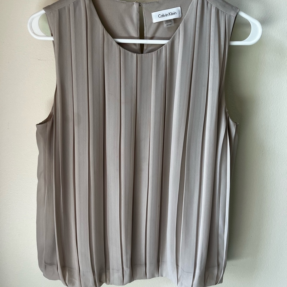 Calvin Klein Sleeveless Pullover Pleated front blouse. Color Khaki; Size 2/Ch/P